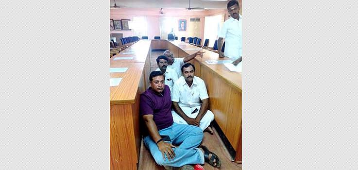 அனைத்து இனங்களுக்கும் ஏற்றப்பட்ட கட்டணங்களை குறைக்கக் கோரி கவுன்சிலர்கள் தர்ணா